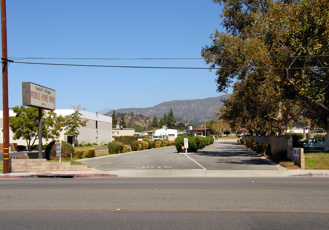 Crest Mobile Manor in Pomona, CA - Foto de edificio - Building Photo