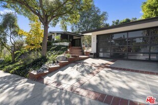 8670 Allenwood Rd in Los Angeles, CA - Building Photo