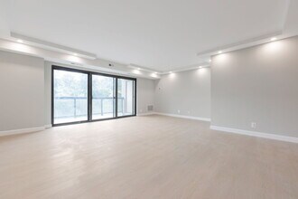 205 Yoakum Pky, Unit 516 in Alexandria, VA - Building Photo - Building Photo