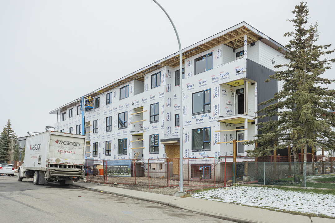 Bowness 24 in Calgary, AB - Building Photo