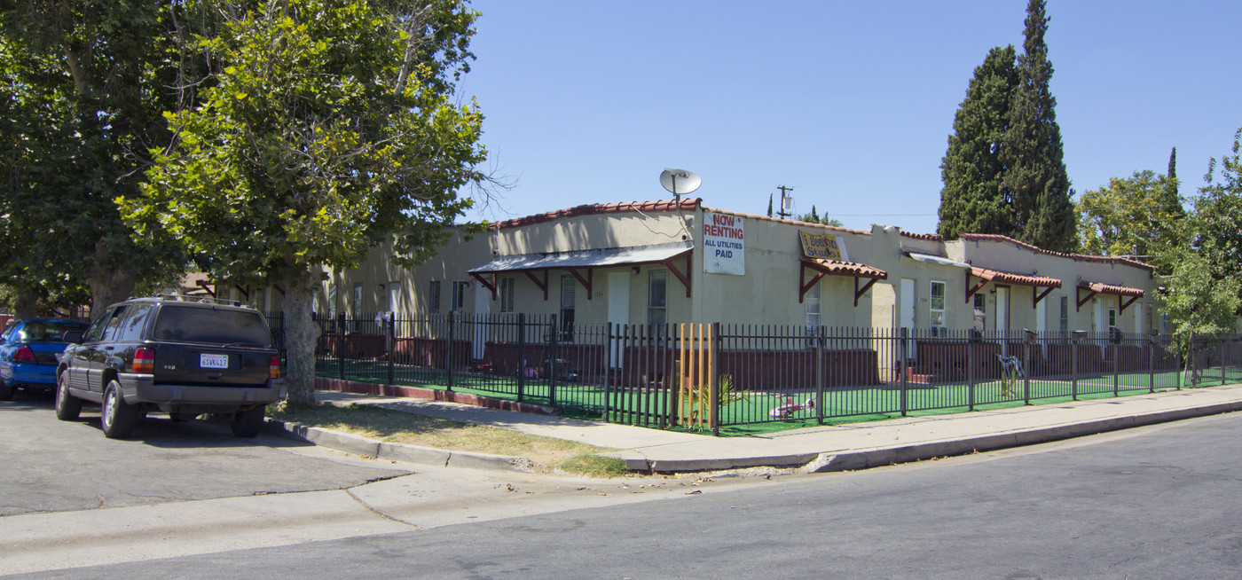 1724 Pacific St in Bakersfield, CA - Building Photo