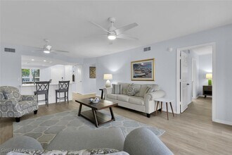 9101 Vanderbilt Dr in Naples, FL - Building Photo - Building Photo