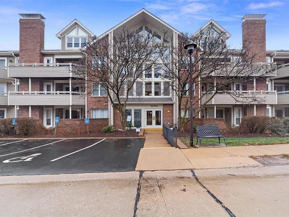 1033 Wilton Royal Dr in St. Louis, MO - Building Photo