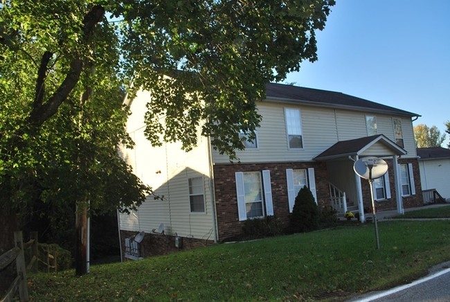 Oakridge Apartments in Charleston, WV - Building Photo - Building Photo