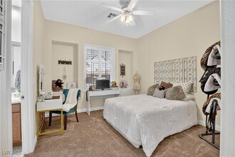 5111 Crown Cypress St in Las Vegas, NV - Building Photo - Building Photo