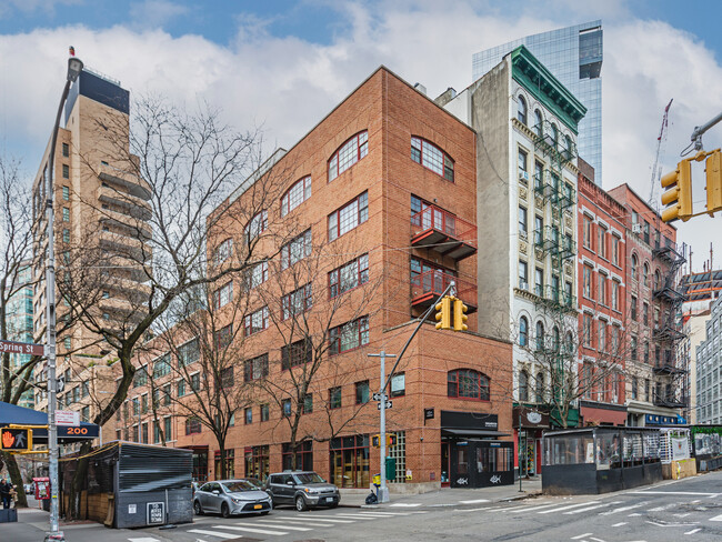 202 Spring St in New York, NY - Building Photo - Building Photo