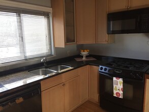 15 Reservoir Rd, Unit 1 in Chestnut Hill, MA - Building Photo - Building Photo