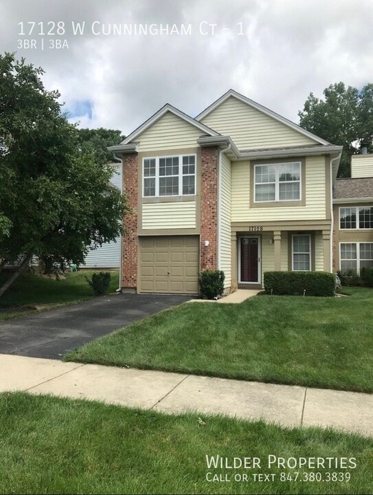 17128 W Cunningham Ct in Libertyville, IL - Building Photo