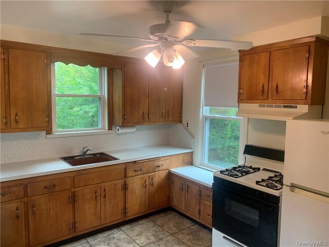 8 W Crooked Hill Rd in Pearl River, NY - Building Photo - Building Photo