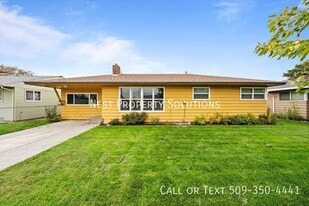 135 H St NE in Ephrata, WA - Building Photo