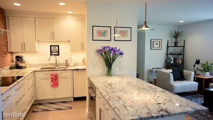 90 Gainsborough St-Unit -Unit 405E in Boston, MA - Building Photo