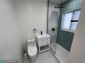 703 NE 7th St-Unit -106 in Hallandale Beach, FL - Building Photo - Building Photo