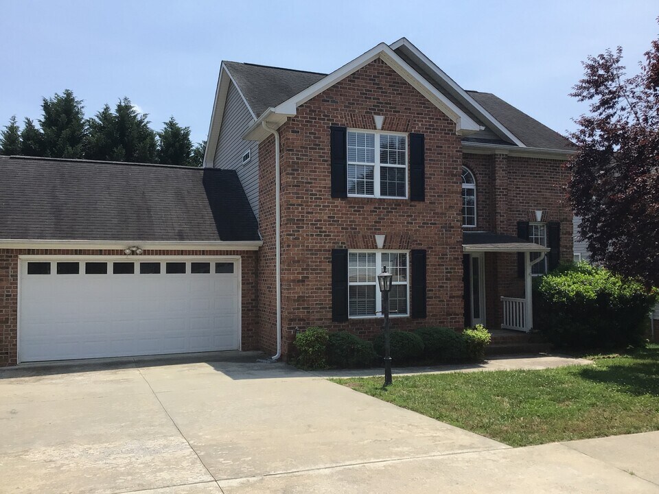 6682 Knob Hill Ct in Clemmons, NC - Building Photo