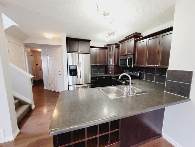 3209 Whitelaw Dr NW in Edmonton, AB - Building Photo - Building Photo