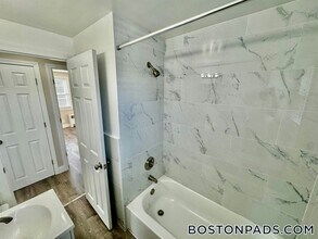 120 Shawomet Ave in Somerset, MA - Building Photo - Building Photo