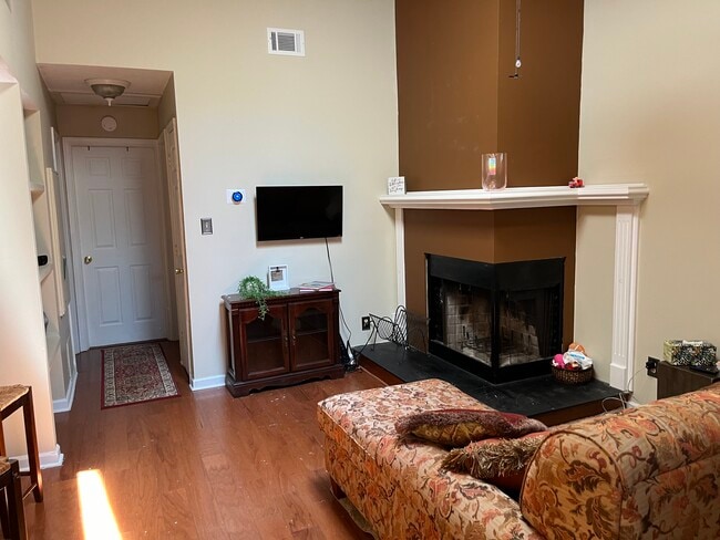 3690 Towne Point Rd, Unit B. Upstairs in Portsmouth, VA - Building Photo - Building Photo