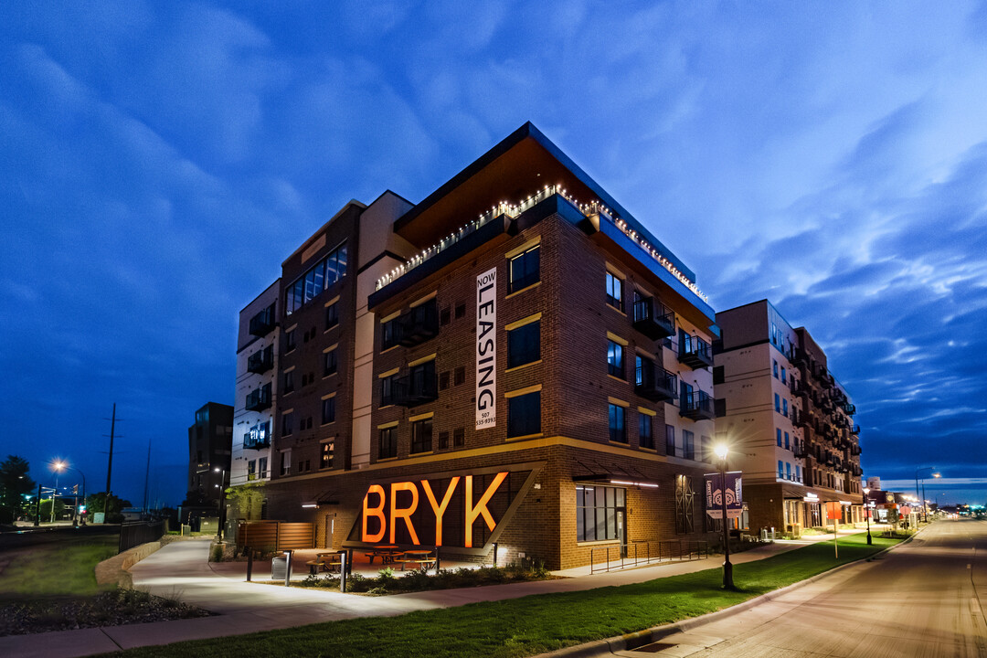 Bryk on Broadway in Rochester, MN - Foto de edificio