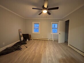 318 E 1st Ave, Unit 2 in Roselle, NJ - Foto de edificio - Building Photo