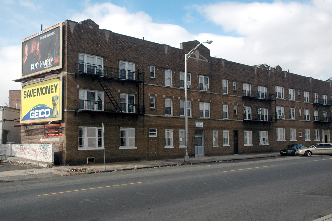 Ampere Apartment Plaza in East Orange, NJ - Building Photo