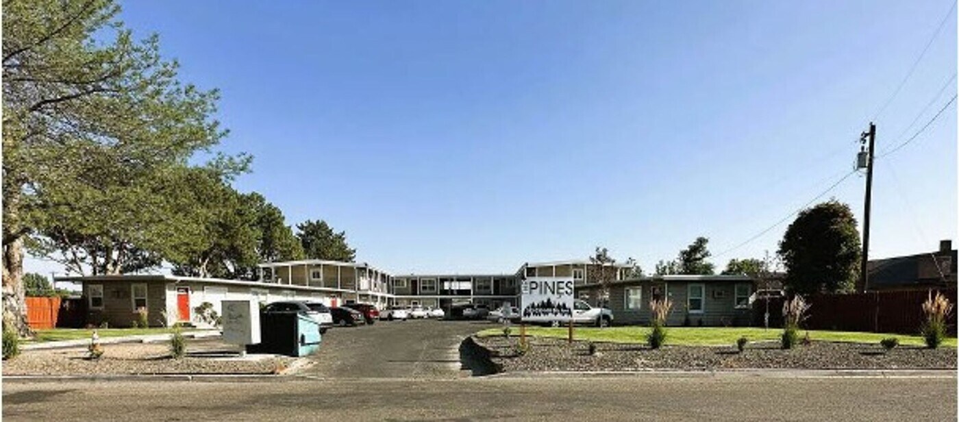 321 NW 8th Ave in Ontario, OR - Building Photo