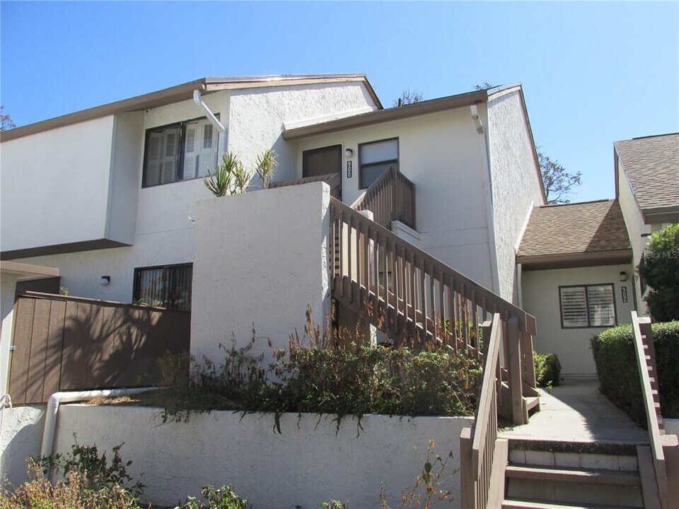 900 Bird Bay Way in Venice, FL - Building Photo