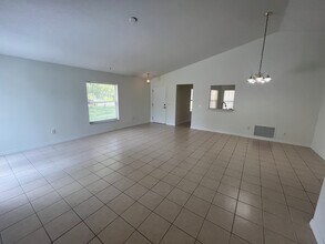 302 Sawmill Creek Ct in Ormond Beach, FL - Foto de edificio - Building Photo