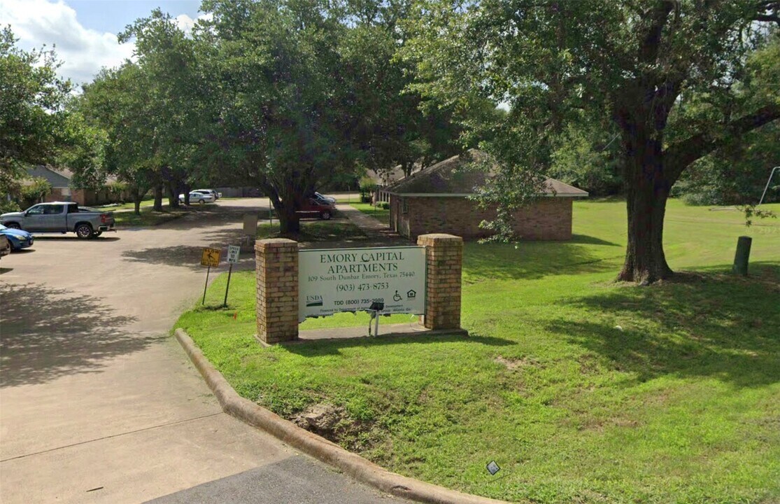 109 S Dunbar Ln in Emory, TX - Building Photo