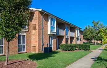 University Apartments in Norfolk, VA - Foto de edificio - Building Photo