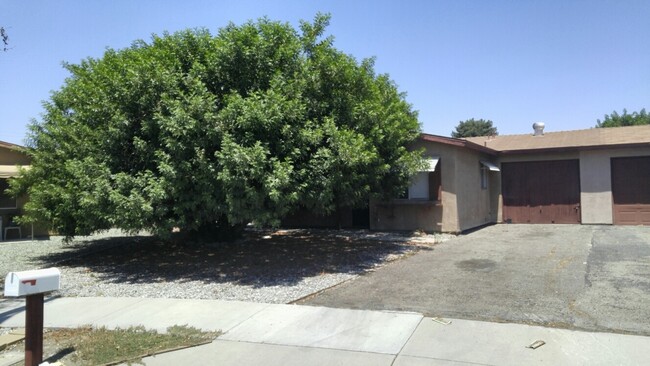 676 Corona St in Hemet, CA - Foto de edificio - Building Photo