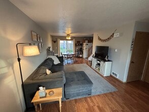 1330 N Creekside Ln, Unit Newberg property in Newberg, OR - Foto de edificio - Building Photo