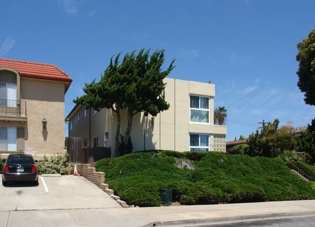 2162 Thomas Ave in San Diego, CA - Building Photo - Building Photo