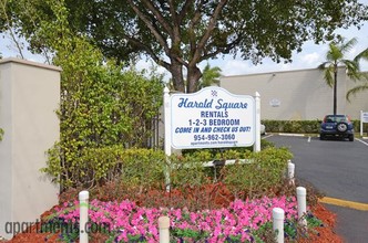 Harold Square in Hollywood, FL - Foto de edificio - Building Photo