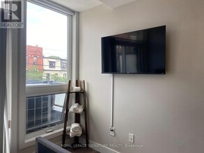 335 College St in Toronto, ON - Building Photo - Building Photo