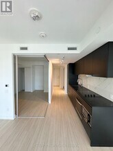 8 Wellesley St W in Toronto, ON - Building Photo - Building Photo