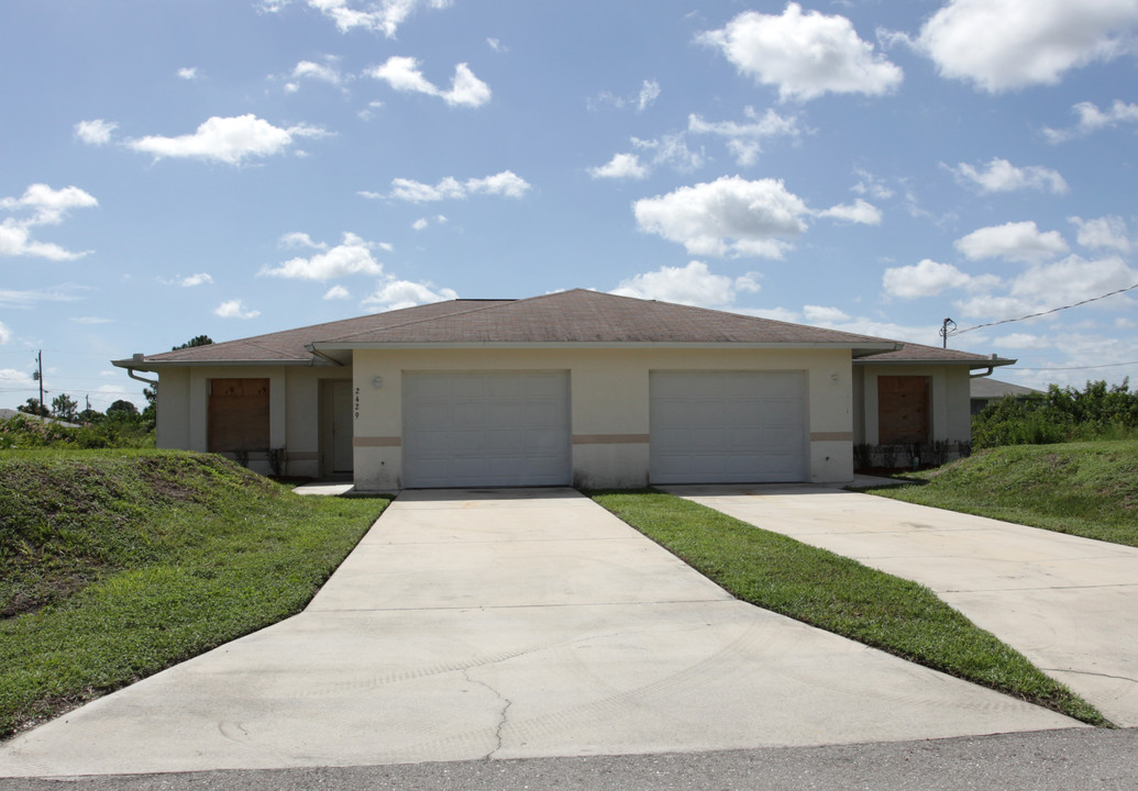 2429 Quentin Ave S in Lehigh Acres, FL - Foto de edificio