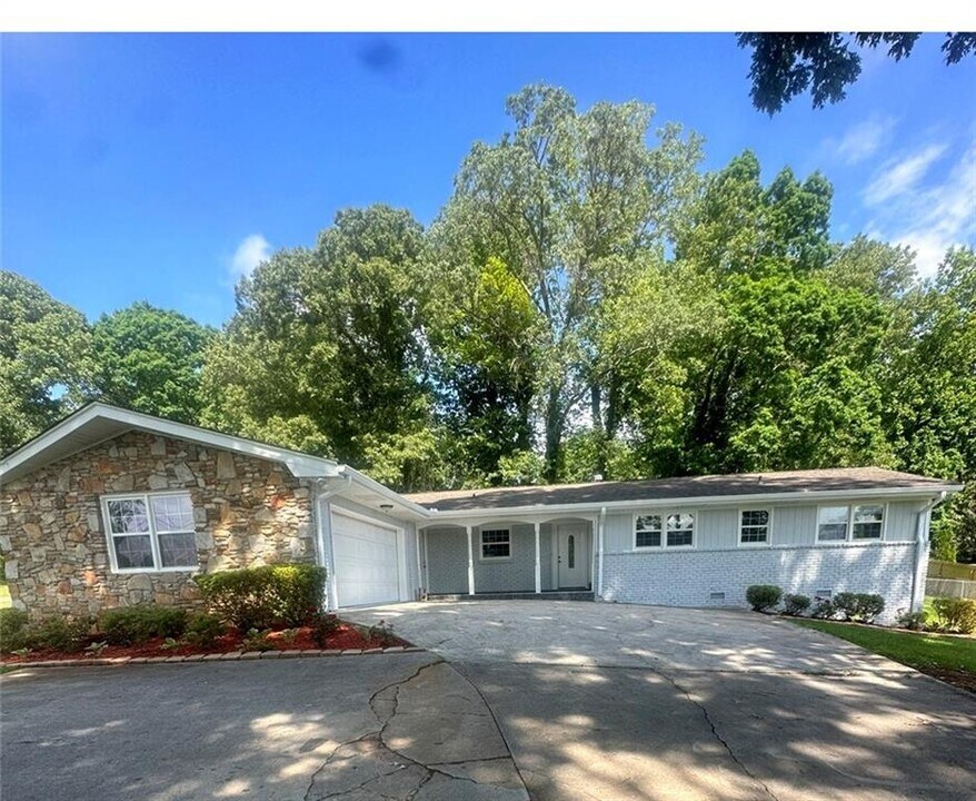 2251 S Hairston Rd in Decatur, GA - Building Photo