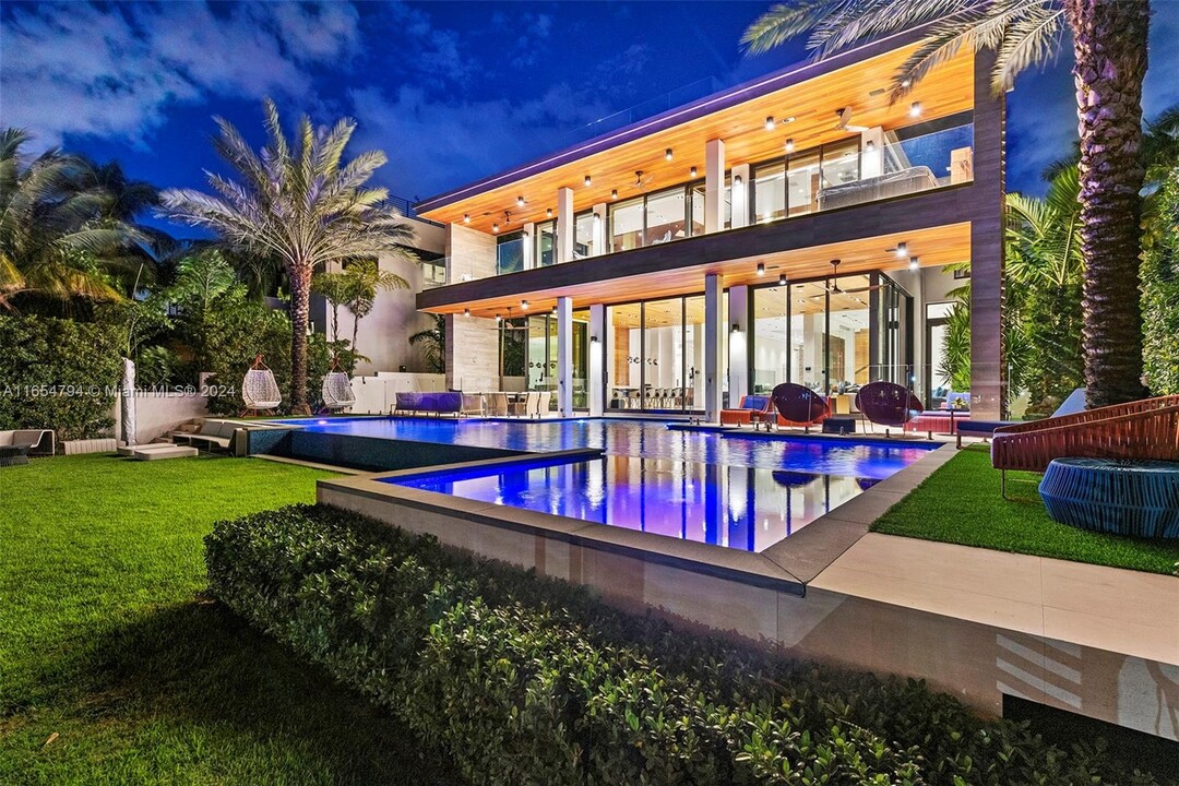 5201 Pine Tree Dr in Miami Beach, FL - Foto de edificio