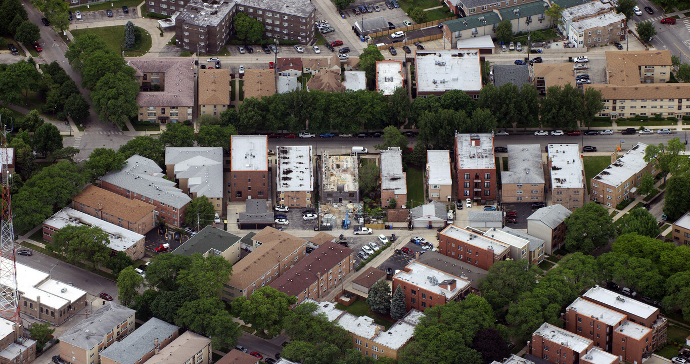 5522 W Higgins Ave in Chicago, IL - Foto de edificio