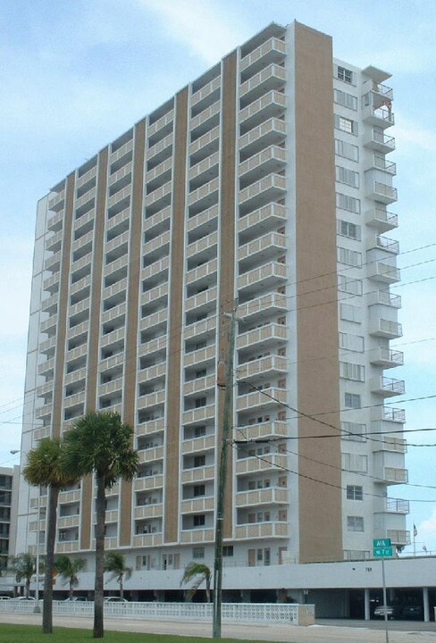 Admiralty Towers in Pompano Beach, FL - Foto de edificio