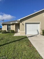3818 SW 16th Pl in Cape Coral, FL - Building Photo