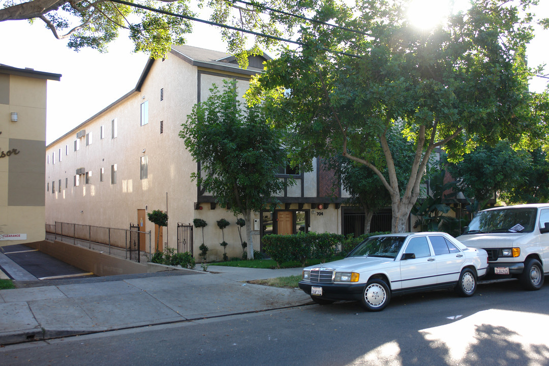 704 E Windsor Rd in Glendale, CA - Building Photo