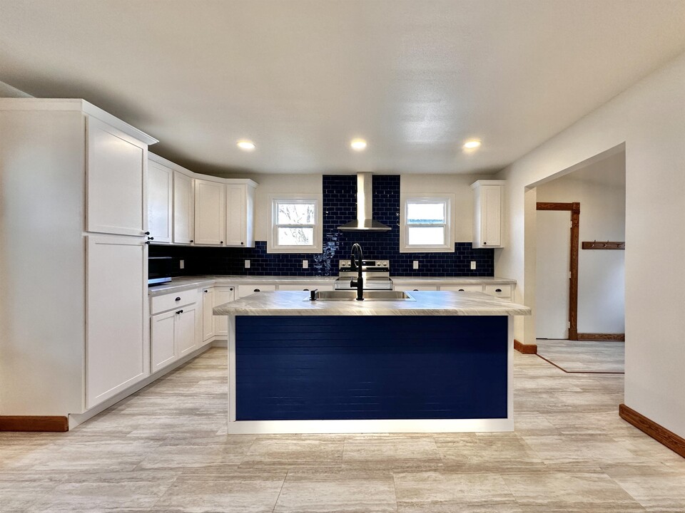 1008 Giles St in Stoughton, WI - Building Photo