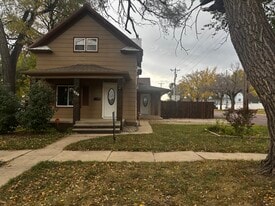 829 W 5th Ave in Mitchell, SD - Building Photo