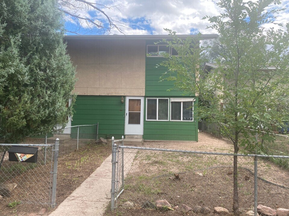 235-235 Crestone Ave in Colorado Springs, CO - Building Photo