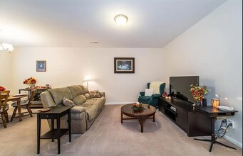 2411 Hartfield Cir in Winston-Salem, NC - Foto de edificio - Building Photo