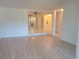 3650 Inverrary Dr, Unit 1 U in Lauderhill, FL - Building Photo