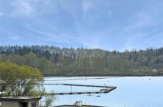 9032 NE Juanita Dr in Kirkland, WA - Building Photo - Building Photo