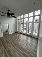 16 Merrimack St, Unit 2A in Lowell, MA - Foto de edificio - Building Photo