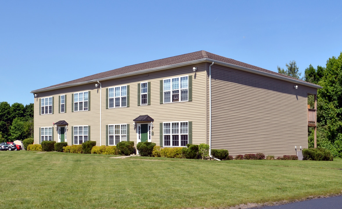 Clover Crossing Apartments in Manchester, NY - Foto de edificio