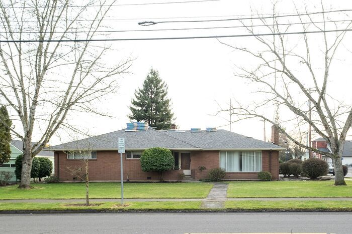 912 E Main St in Hillsboro, OR - Building Photo